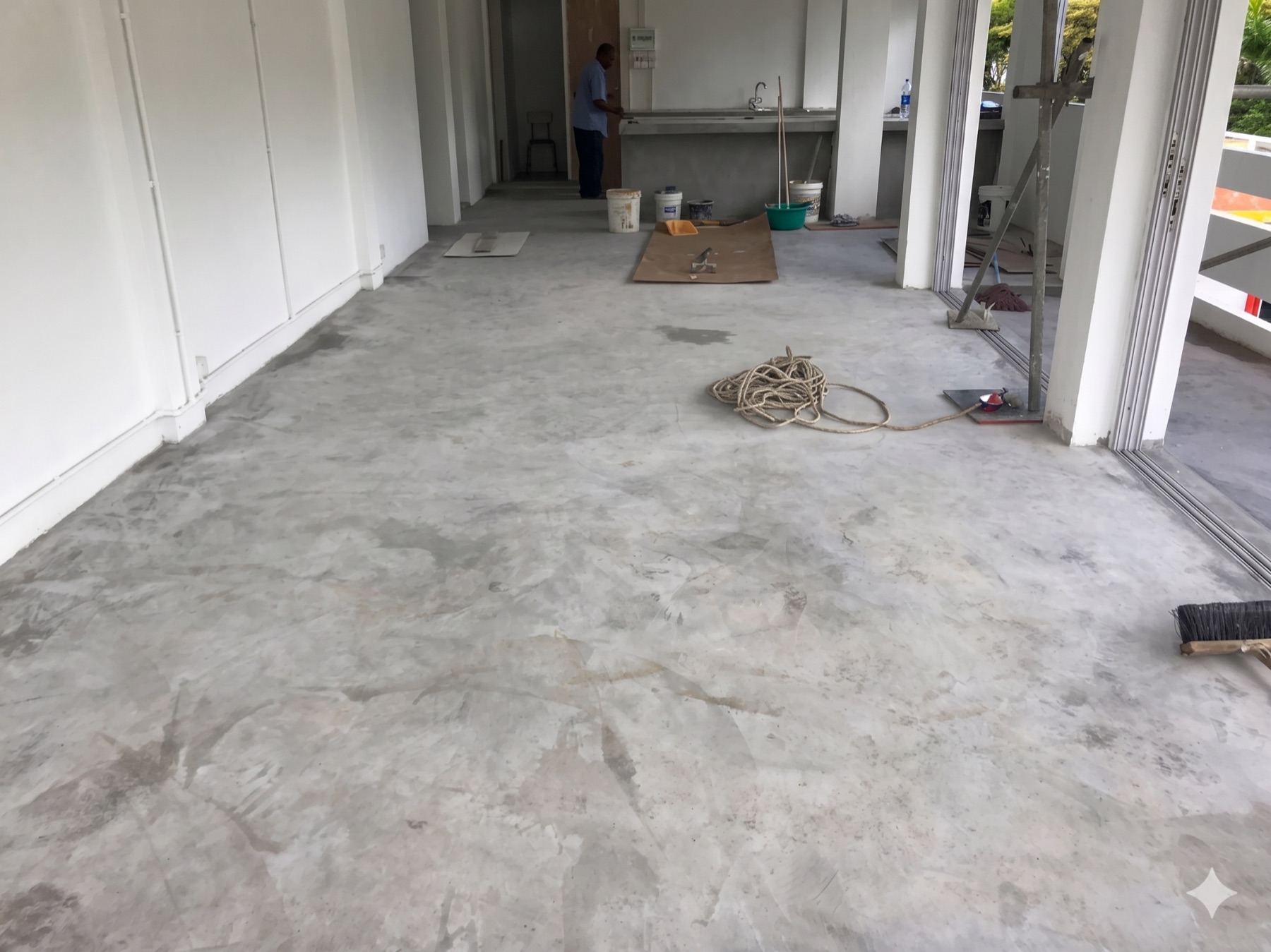 Varangue en chantier avant application du béton minéral, dalle brute
