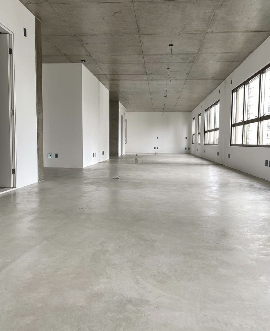 Plateau de bureaux livré avec un sol en béton minéral clair coulé en continu