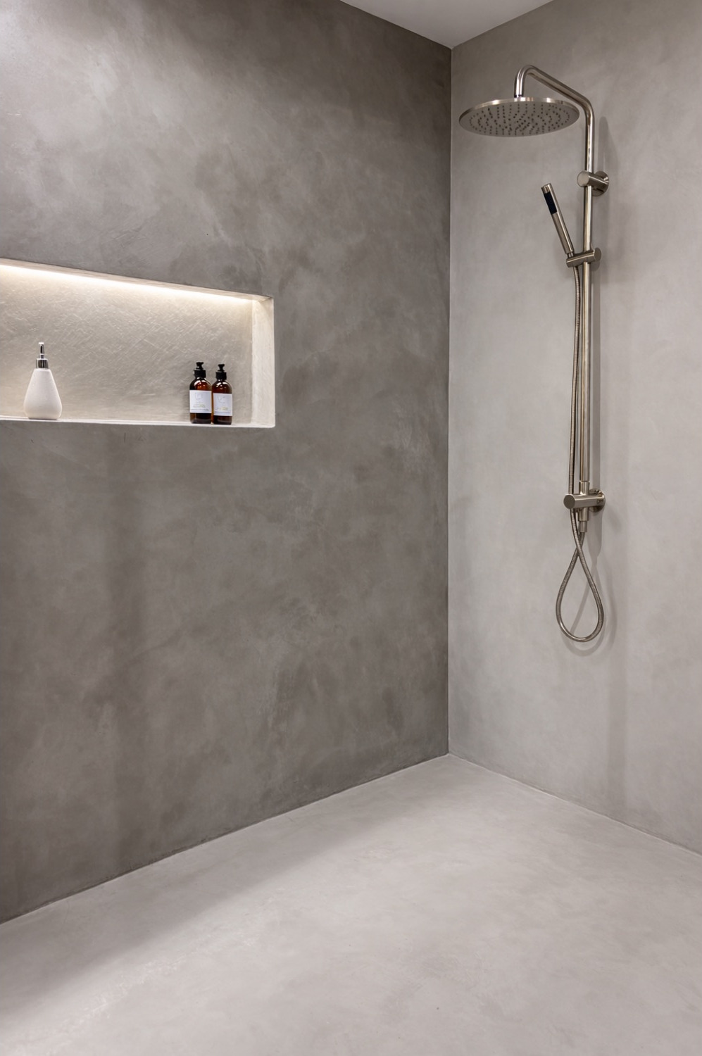 Douche à l'italienne en microciment avec niche rétroéclairée